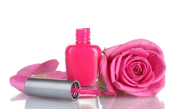 Roze nagellak met roos op witte achtergrond — Stockfoto