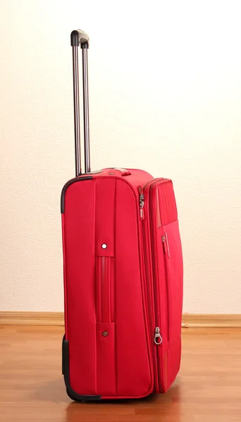 Червона валіза в кімнаті — стокове фото