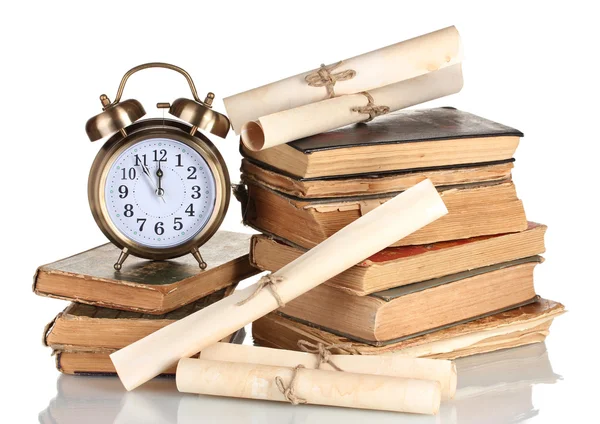 Mucchio di vecchi libri con orologio e scorrimento isolato su bianco — Foto Stock