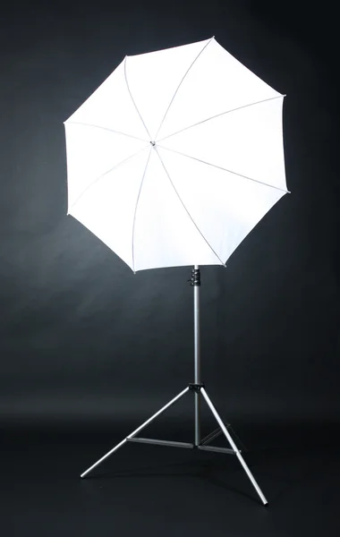 Studio flash con ombrello su sfondo grigio — Foto Stock