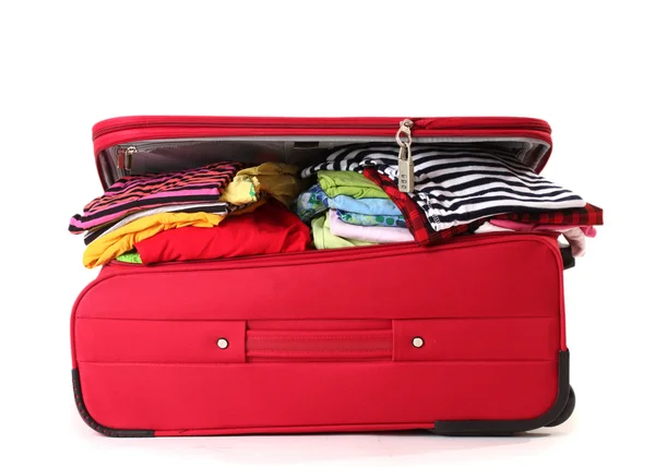 Valigia rossa con indumenti isolati su un bianco — Foto Stock