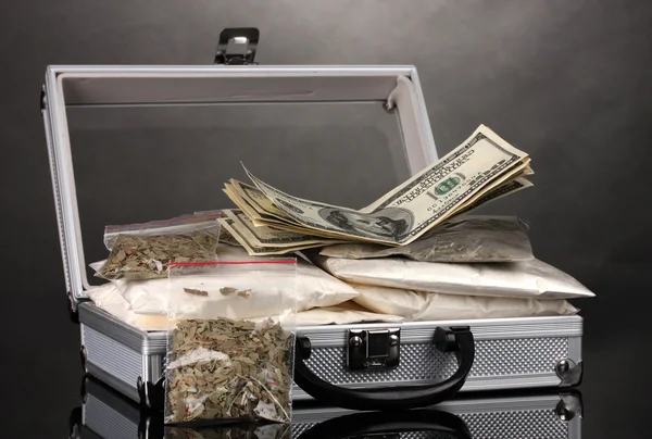 Кокаин и марихуана в изолированном на белом чемодане — стоковое фото