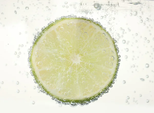 Fatia de limão na água com bolhas — Fotografia de Stock