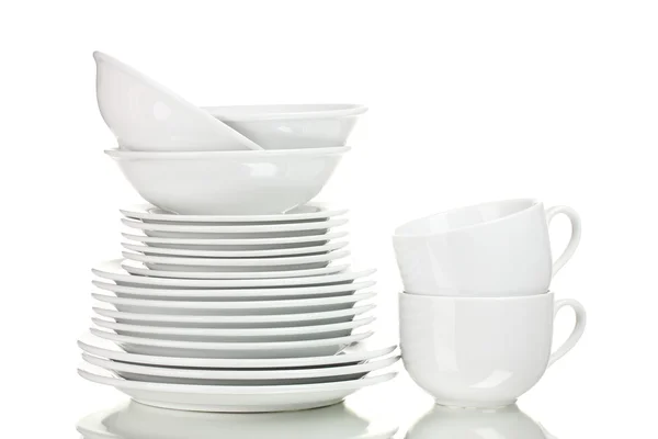 Czyste talerze i kubki na białym tle — Zdjęcie stockowe