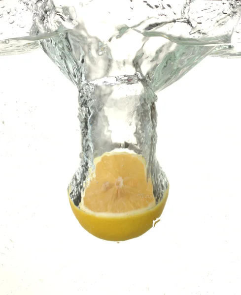 De helft van de citroen in het water — Stockfoto