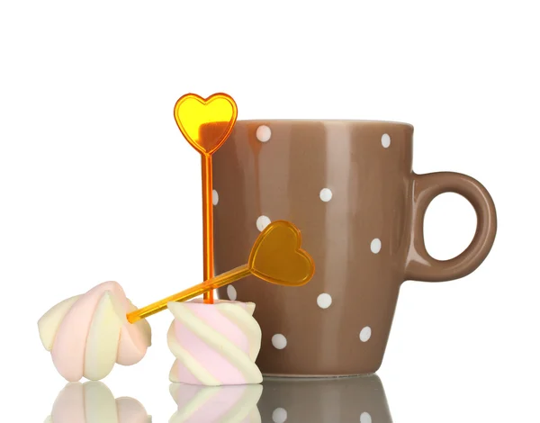 Şiş ve üzerinde beyaz izole kupa ile iki marshmallow — Stok fotoğraf