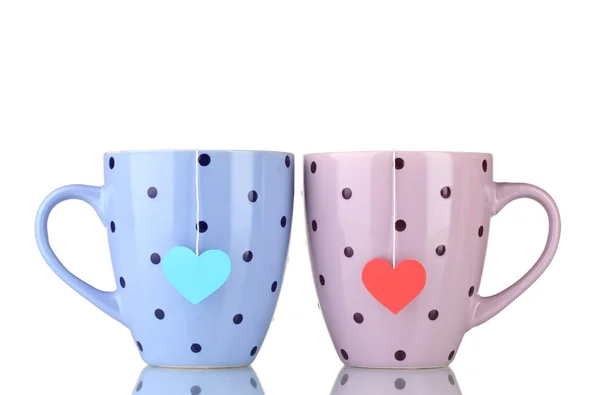 Dva šálky a čajové sáčky s červenou a modrou ve tvaru srdce label izolovaných na Svatodušní — Stock fotografie