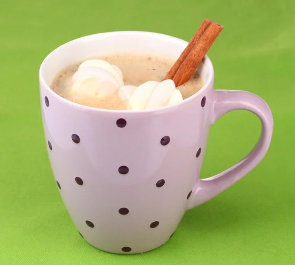 Cup of cappucino with marshmallows and cinnamon on green background — Stock Photo, Image