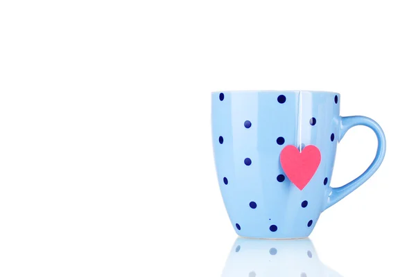 Blå kopp och tepåse med röda hjärtformade etikett isolerad på vit — Stockfoto