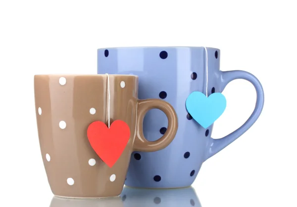 Dos tazas y bolsitas de té con etiqueta roja y azul en forma de corazón aislada en whit — Foto de Stock