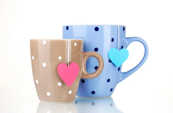 Dos tazas y bolsitas de té con etiqueta roja y azul en forma de corazón aislada en whit — Foto de Stock