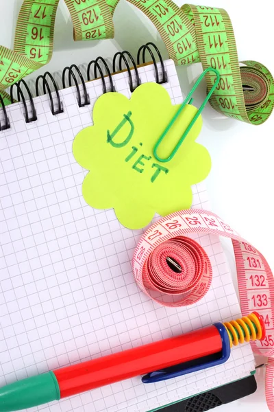 Ernährungsplanung. Notizbuch-Maßbänder und Stift isoliert auf weiß — Stockfoto