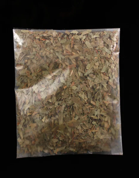 Marihuana im Paket auf schwarzem Hintergrund — Stockfoto
