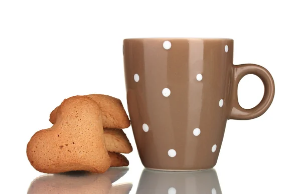 Hnědá pohár a ve tvaru srdce cookies izolovaných na bílém — Stock fotografie