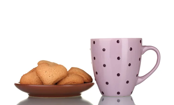 Roze cup en hart-vormige cookies op bruin plaat geïsoleerd op wit — Stockfoto