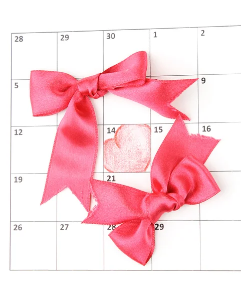 Календарь с сердцами и луками на День Святого Валентина — стоковое фото
