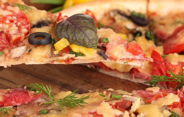 Heerlijke pizza en groenten close-up — Stockfoto