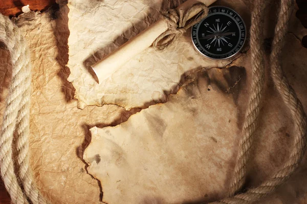 Starý papír, kompas a provaz na dřevěný stůl — Stock fotografie