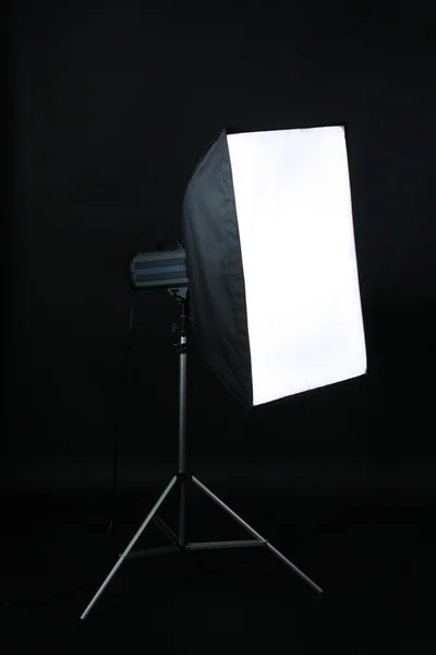 影室闪光灯与软框上黑工作室背景 — 图库照片