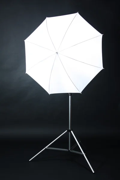 工作室 flash 与灰色的背景上的伞 — 图库照片