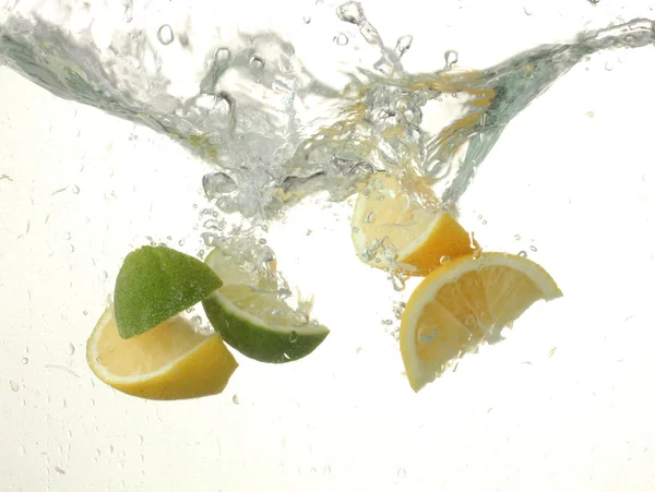 Tranches de citron et de citron vert dans l'eau — Photo