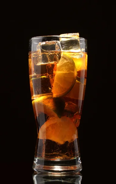 Buzlu çay limon ve siyah arka plan üzerine kireç — Stok fotoğraf