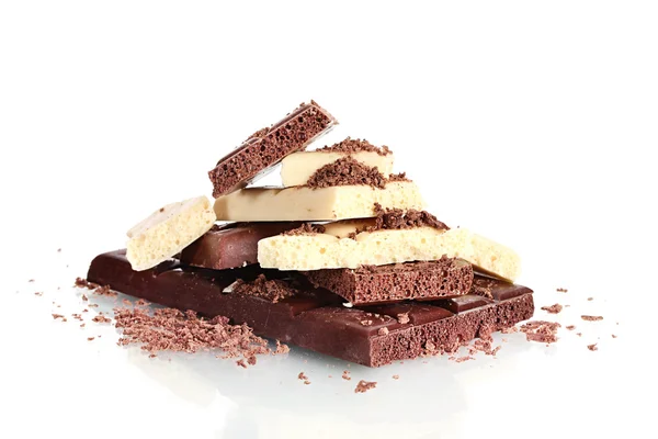 Dilim süt ve beyaz çikolata parçaları üzerinde izole ile çikolata bar — Stok fotoğraf