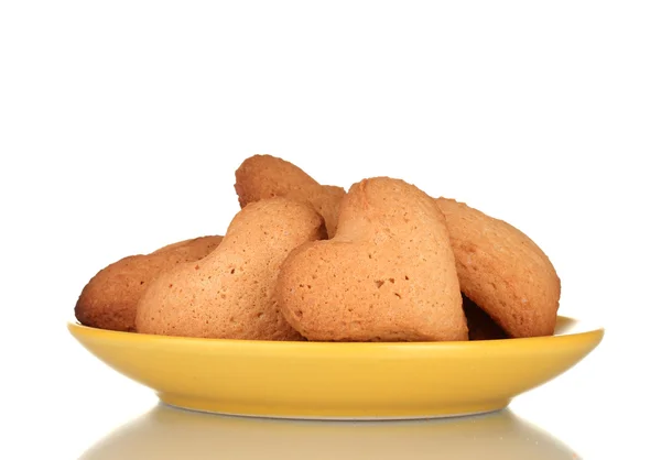 Hart-vormige cookies op gele plaat geïsoleerd op wit — Stockfoto