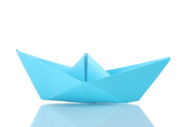 Origami üzerine beyaz izole mavi kağıt tekne