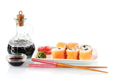 lezzetli rulo ile chopsticks ve soya sosu izole üzerinde beyaz tabakta servis