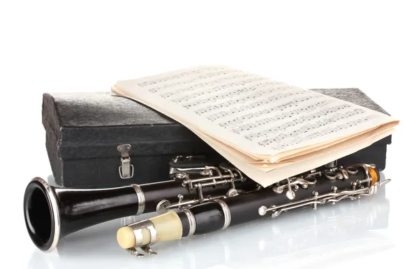 Clarinete antigo, estojo e caderno com notas isoladas em branco — Fotografia de Stock