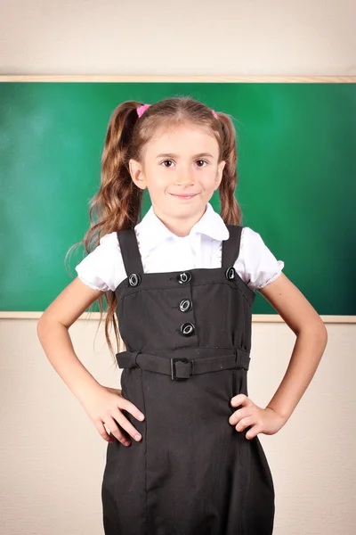 Szép kislány az osztályteremben tábla közelében — Stock Fotó