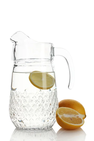 Кувшин лимонада и лимона изолирован на белом — стоковое фото
