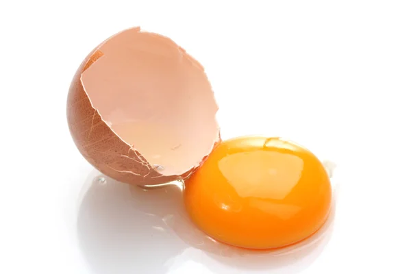 Коричневий яйце з жовтка ізольовані на білому — стокове фото