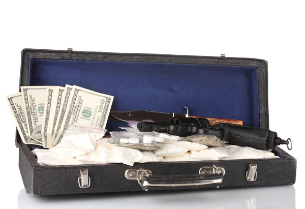 Kokain ve esrar ile silah üzerinde beyaz izole bir bavul — Stok fotoğraf