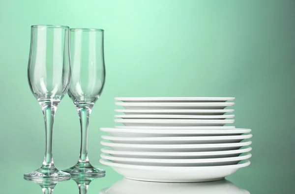 きれいに皿やコップの緑の背景 — ストック写真