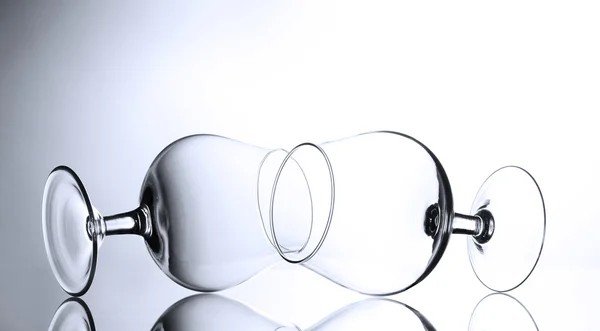 两个空眼镜的灰色背景 — 图库照片
