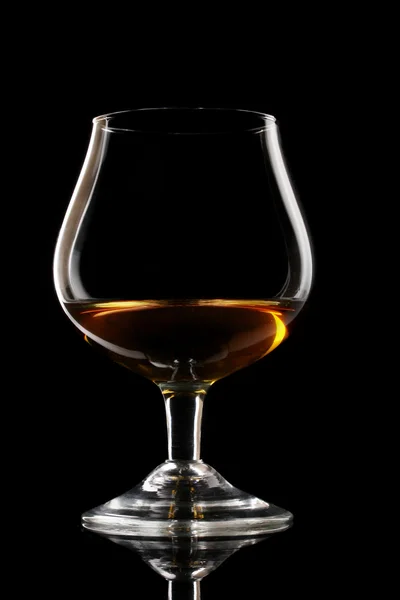 Verre de cognac sur fond noir — Photo