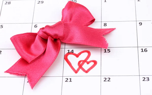 Календар сторінку з серця і Лука St.Valentines день — стокове фото