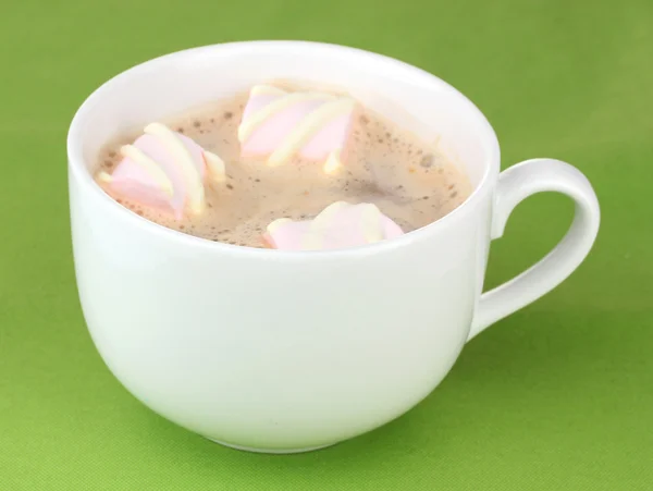 Tazza di cappuccino con marshmallow su sfondo verde — Foto Stock
