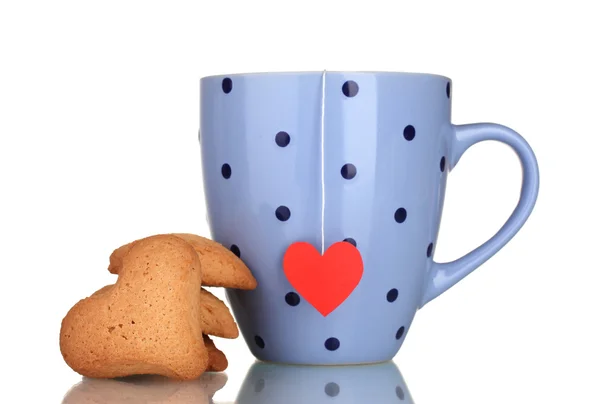 Copa azul con bolsa de té y galletas en forma de corazón aisladas en blanco —  Fotos de Stock
