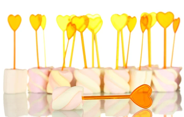 Marshmallows met spiesjes geïsoleerd op wit — Stockfoto