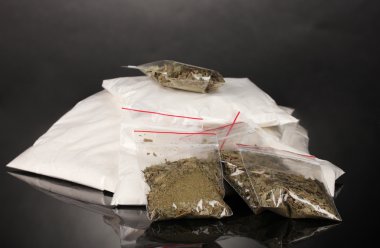 kokain ve esrar ve gri arka plan üzerinde paketleri