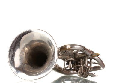 eski trompet üzerinde beyaz izole