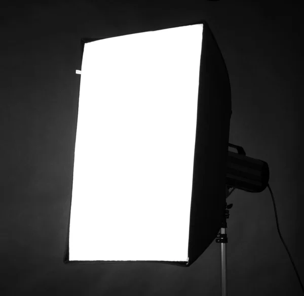 Studio flash s soft-box v šedém pozadí — Stock fotografie