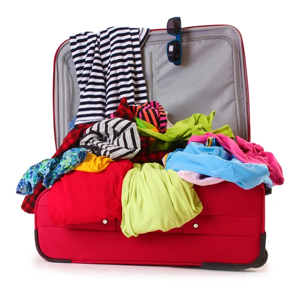 Valise ouverte rouge avec vêtements isolés sur un blanc — Photo