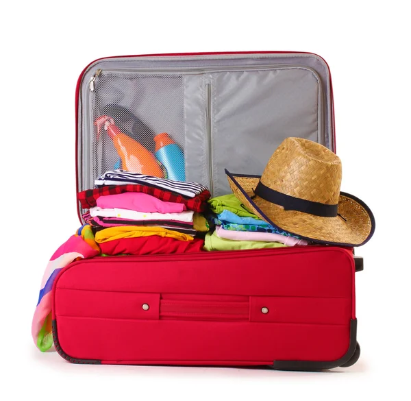 Offener roter Koffer mit isolierter Kleidung auf weißem Grund — Stockfoto
