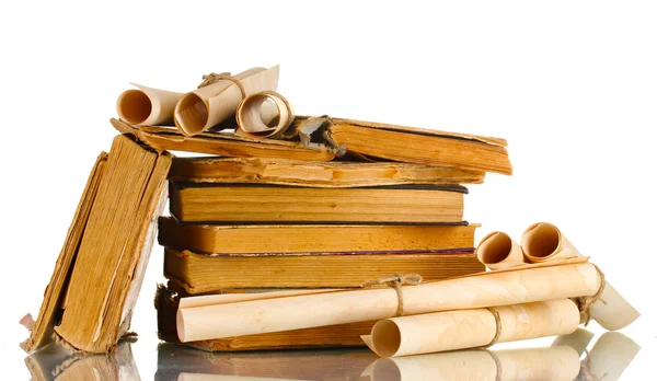 Montón de libros antiguos y pergamino aislado en blanco — Foto de Stock