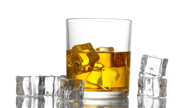 Glas whiskey och ice isolerad på vit — Stockfoto
