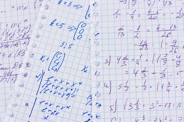 Mathématiques, physique et géométrie sur copybook page close seup — Photo